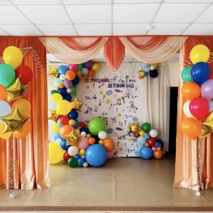 Оформление сцены воздушными шарами в детском саду фото