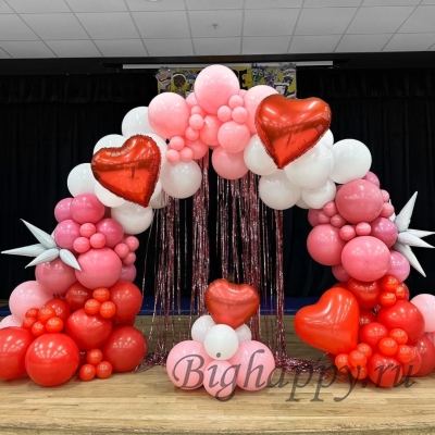 Розовокрасная арка из шаров с фольгированными сердечками