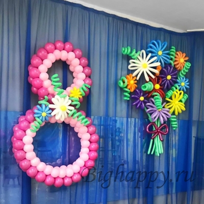 Декорация из воздушных шаров на «8 марта» с цифрой и букетом цветочков фото