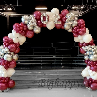 Разнокалиберная арка из латексных шаров с фольгированными цифрами фото