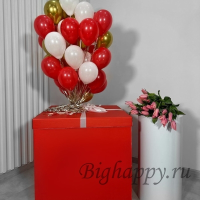 Красная коробка – сюрприз с маленькими латексными шарами фото