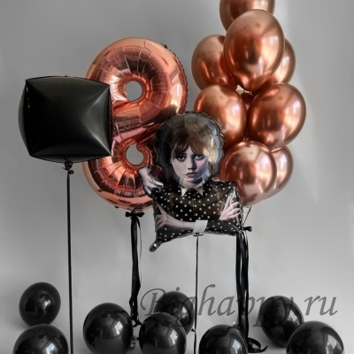 Композиция из воздушных шаров в стиле «Уэнсдей» фото