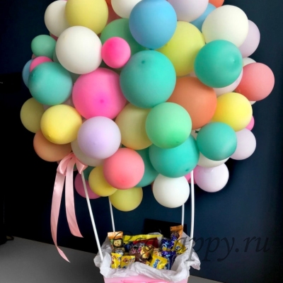 Розовая корзина с разноцветными воздушными шарами на Пасху фото