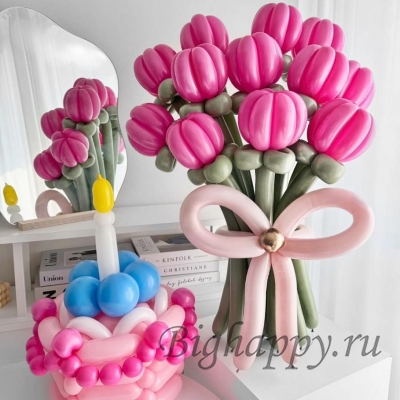 Фигура торта со свечей и букет розовых тюльпанов из шариков фото