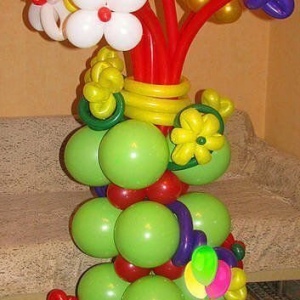 Цветы из шаров на стойке (19 штук) фото