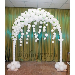 Белая арка из шаров для венчания и цветы фото