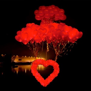 Организация запуска светящегося сердца из шаров в небо фото