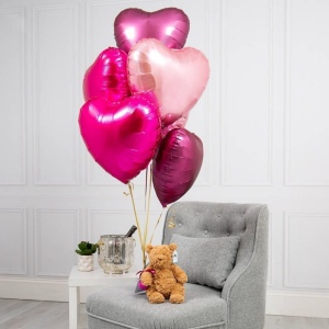 Букет ярко-розовых шаров-сердец фото