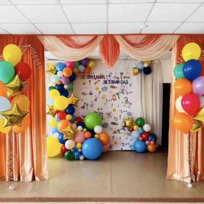 Оформление сцены воздушными шарами в детском саду