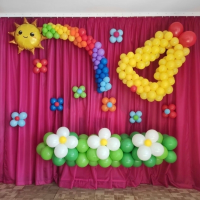 Украшение сцены шариками в детском саду