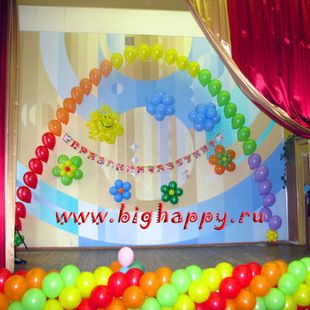 Украшение концертной сцены шарами на детский праздник фото