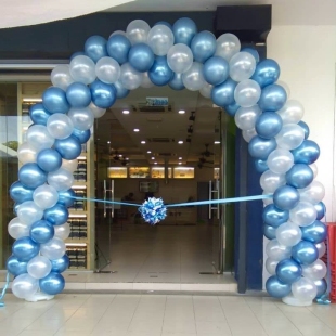 Гирлянда из шаров на входную группу фото