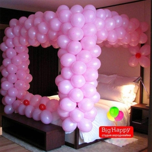 Гирлянда из шаров по периметру кровати фото