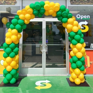 Арка из шаров при входе в магазин фото