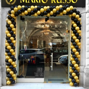 Арка витая из черно-золотых шаров фото