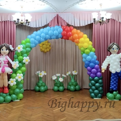 Разноцветная арка из шаров для детей в детском саду