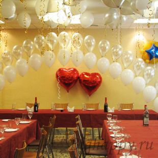 Воздушные шары на свадьбу - 2 гелиевые арки из шаров и 2 красных шара-сердца с гелием фото