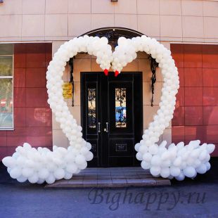 Белые воздушные шары на свадьбу - Арка в форме лебедей фото