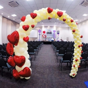 Арка из шаров с фольгированными шарами-сердечками фото