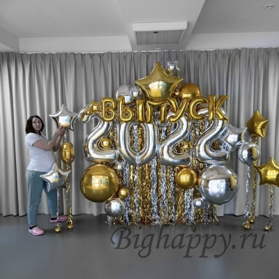 Оформление сцены шарами на выпускной фото