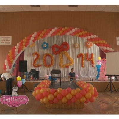 Украшение школьной сцены воздушными шарами