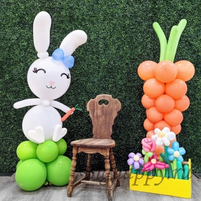 Фигуры из шаров &quot;Милый белый зайчик и большая морковка в корзинке&quot; фото
