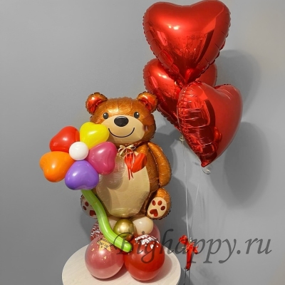 Композиция с медведем в цветком в лапах и 3 красных сердца фото