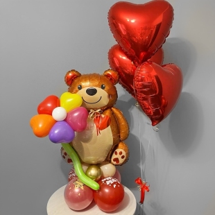 Композиция с медведем в цветком в лапах и 3 красных сердца фото