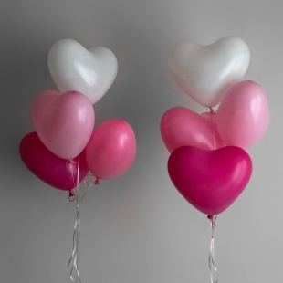 Два фонтана из воздушных шаров в форме сердца фото