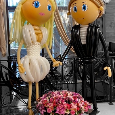 Высокие фигуры из шаров &quot;Жених и невеста&quot; фото