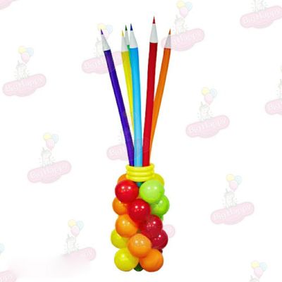 7 карандашей из воздушных шаров на стойке