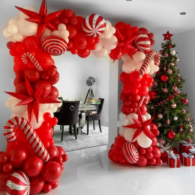 Яркокрасная арка из шаров на Новый год и Рождество