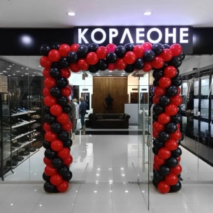 Украшение шарами входа салона-магазина фото