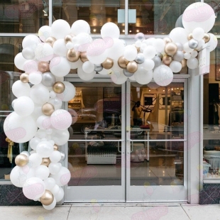 Украшение открытия магазина аркой из воздушных шаров фото