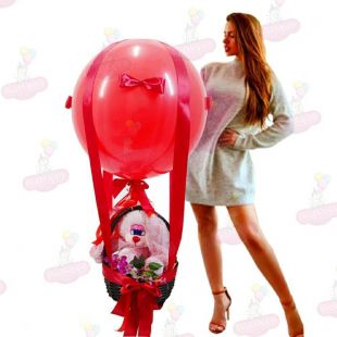 Большой воздушный шар с зайцем в корзине фото