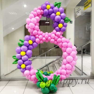 Большая розовая цифра 8 из шаров в весенней стилистике фото