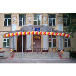Гирлянда из шаров на козырьке школы фото