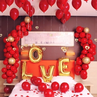 Оформление комнаты гелиевыми красными шарами фото
