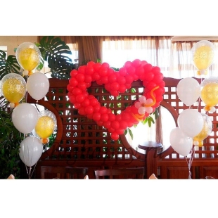 Сердце с декором из шаров на свадьбу фото