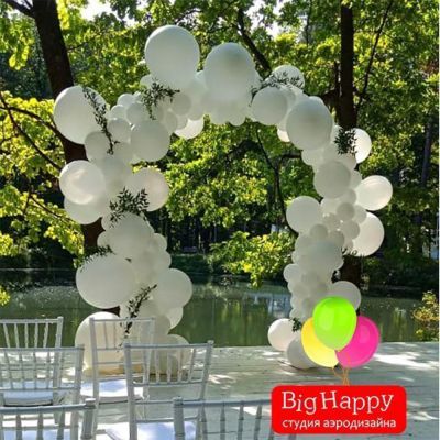 Разнокалиберная арка из шаров на стойках на свадебную церемонию