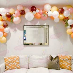 Разнокалиберная гирлянда из воздушных шаров с декором фото