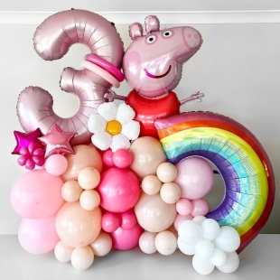Свинка Пеппа на большом основании из шаров с цифрой и радугой