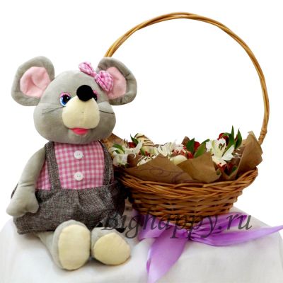 Подарочный набор: клубника в шоколаде в корзинке и мягкая игрушка Мышка