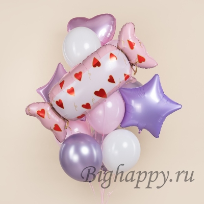 Связка шариков с большой конфетой с сердечками фото