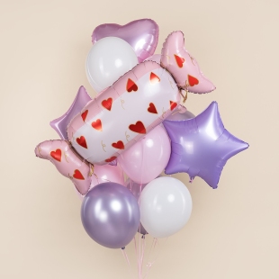 Связка шариков с большой конфетой с сердечками фото