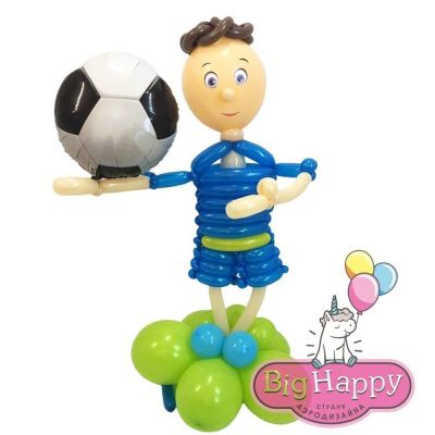 Фигура футболиста с мячом из воздушных шаров