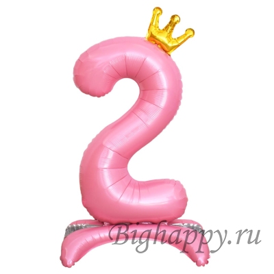 Розовый шарыцифры с золотой короной на подставках