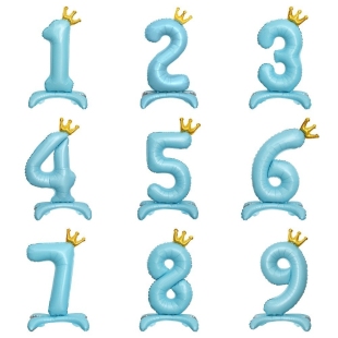Голубые цифры от "0" до "9" с золотой короной на подставках фото