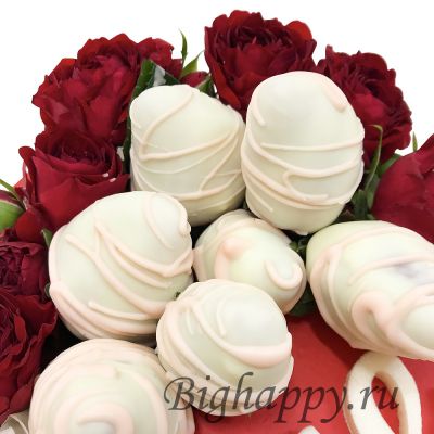 Клубника в шоколаде с розами в форме сердца “Мама”