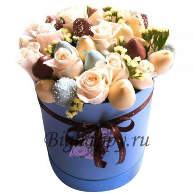 Клубника в шоколаде с розами в коробке